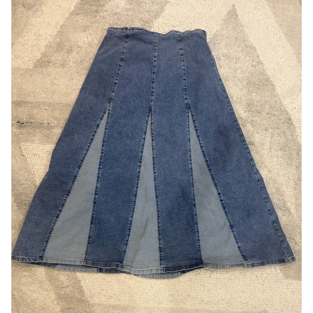 Women's Skirt Denim  Two toned panel pattern size 15 zipper in back